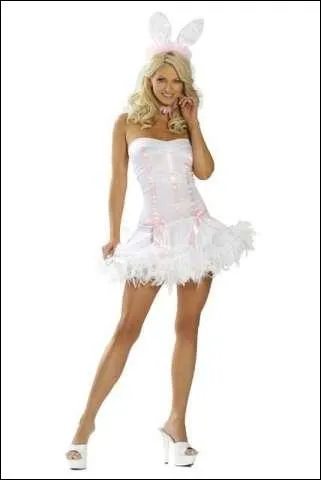 Puis, en 1959, il se met  chanter ses propres textes au cabaret 'Le lapin agile' situ  Paris dans le quartier de :