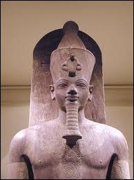 Akhenaton est le fils et successeur d' ... et de la reine Tiyi.