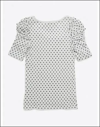 Que conseilleriez-vous d'ajouter pour mettre en valeur un haut  pois blancs et noirs ?