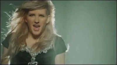 Quel est le nom de la chanteuse de light ?