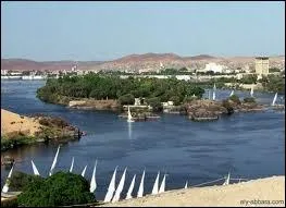 En face de quelle ville se situe l'�le �l�phantine ?