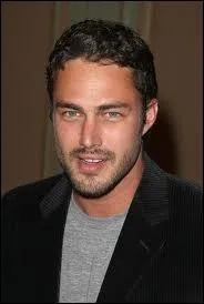 Voici Taylor Kinney. C'est le mari de :
