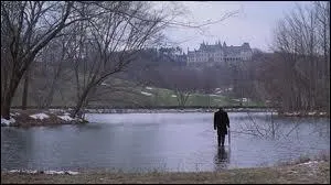 Peter Sellers dont c'est le dernier film  tre sorti de son vivant marche sur l'eau  la fin du film. Il meurt l'anne suivante. Quelle est l'pitaphe qu'il a fait graver sur sa tombe ?