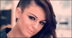Cher Lloyd chante ... .