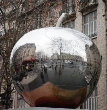 Qui est l'auteur de cette sculpture en forme de pomme, en acier r�fl�chissant, grav�e d'un planisph�re, intitul�e   La quatri�me pomme   situ�e sur le boulevard de Clichy � Paris ?