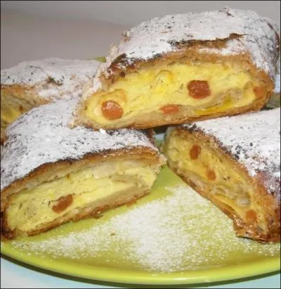 Quelle est ce g�teau traditionnel autrichien fait d'une p�te feuillet�e fine et fourr�e de gros morceaux de pommes acidul�es et de raisins secs, parfum� � la cannelle et servit chaud ?