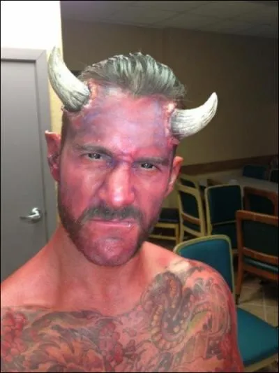 Qui est cette Superstar dguise en diable ?