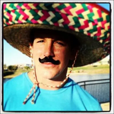 Qui est cette Superstar dguis en Mexicain ?