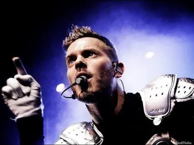 Contre qui gagne-t-il ?