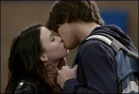 Qui Jeremy embrasse-t-il dans la serie ?