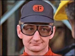 Robert Englund est connu pour avoir interprt Freddy Krueger. Comment s'appelle son personnage d'homme-lzard dans la srie  V  ?