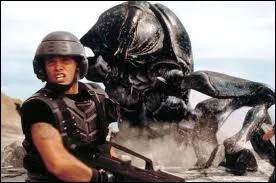 Dans quel film de 1997 des bataillons entiers de beaux gosses sont-ils envoys au casse-pipe face  des insectes extraterrestres gants ?