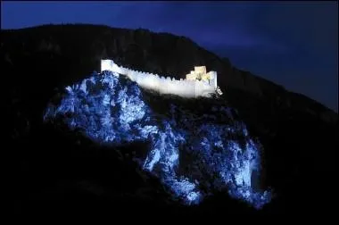 Le chteau cathare de Puilaurens est spectaculairement illumin par des LED. Cela voque un mystrieux clair de lune. O se trouve cette vertigineuse forteresse ?