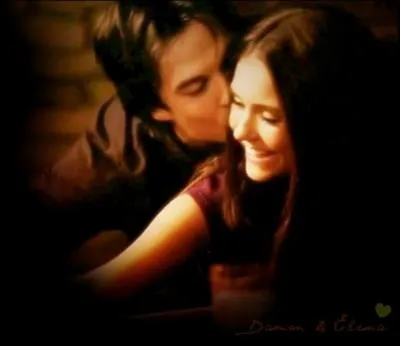 Que jette Elena  Damon lorsqu'elle le voit nu ?