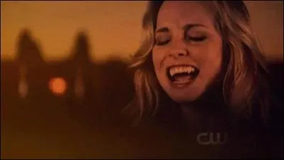 Qui enferme Caroline dans l'ancien domaine des Forbes ?