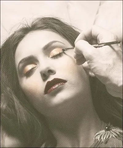 Dans quoi sont enferms les vampires dont Katherine fait partie ?