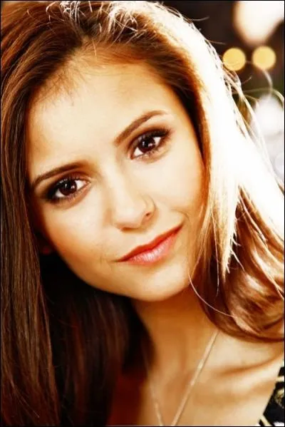 Quelle personne, proche d'Elena, se fait transformer en vampire pour le sacrifice ?