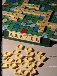 Jeu de lettres populaire avec 7 lettres sur un chevalet. Les mots comptent triple sur certaines cases ...