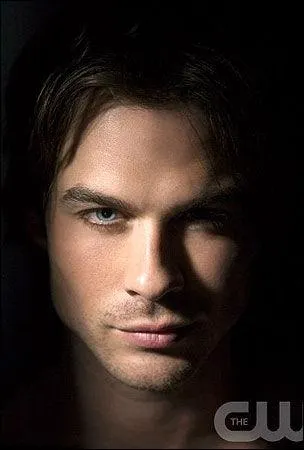 Episode 6 : Au cimetire, Damon vide des corps de leur sang; que fait-il pour les cacher ?