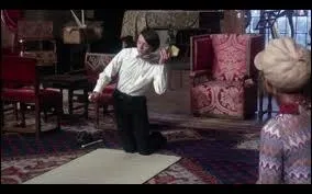 Que rserve-t-il comme suicide  la dernire jeune fille (actrice) que sa mre lui prsente ?