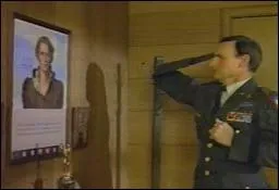 Sa mre pour calmer Maude veut le faire rentrer dans l'arme. Elle lui prsente son oncle, militaire hroque qui a eu le bras coup, et qui va le sermonner. Mais que peut faire cet oncle ?