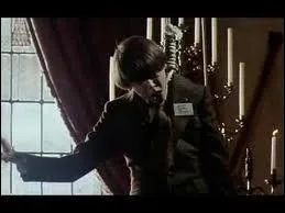 Le premier suicide d'Harold est la pendaison. Que fait sa mre quand elle entre dans la pice et voit Harold pendu ?