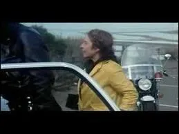 La police arrte Maude pour une deuxime fois et lui ordonne de sortir de sa voiture. Que vont faire Maude et son complice Harold ?