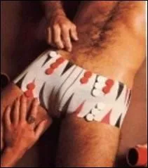 Duel stratgique. Il faut sortir tous ses pions de son  jan intrieur  en premier pour gagner. Le jet de deux ds limite les dplacements sur les  pointes ...