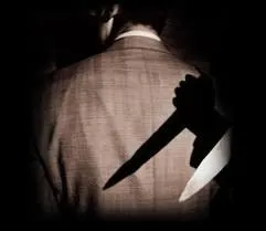 C'est peut-tre le colonel Moutarde qui a tu le docteur Lenoir dans la salle  manger avec le chandelier ... A vous de le trouver !