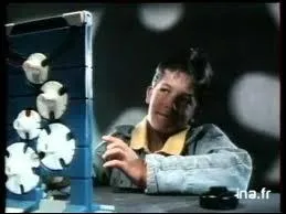 Il faut faire chuter ses dix jetons le premier sans perdre son sang-froid dans ce duel, car plus dure sera la chute ...