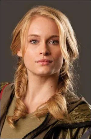 Comment s'appelle la tribut fille du district 1 ?