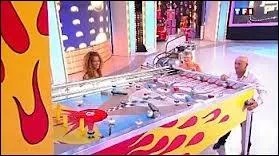 Jeu lectronique surtout prsent dans les bars o l'on doit faire un maximum de points en empchant une bille d'acier de tomber en  avion  ou en  voie de garage ...