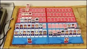 En posant des questions sur le physique et la tenue vestimentaire, on doit trouver l'identit d'un personnage choisi parmi 24 par son adversaire...