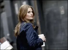 Dans quel James Bond Stana Katic (alias Kate Beckett) a-t-elle jou ?