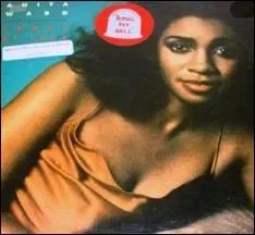 Anita Ward a chanté ''Ring my Bell'' qu'on peut traduire par :
