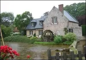 Balade. La partie la plus intéressante de ce village se trouve à la source de la rivière avec ses cressonnières évoquant un jardin à la française et son moulin d'Eau vive. En Seine-Maritime.