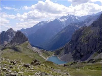 Escapade. Les croirait-on d'un tempérament hostile, sournois ? Non, ils naissent simplement dans une "commune" (Hautes-Alpes) dont la base et le suffixe du nom sont pré-celtiques. Quel est son nom ?