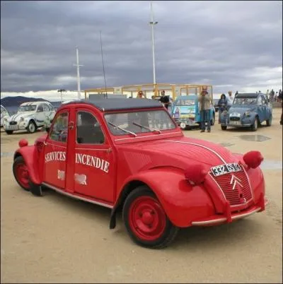 Cette 2 CV bicphale servait aux pompiers de la commune de Cogolin pour intervenir dans un tunnel sans avoir a faire demi-tour. Dans quel dpartement est situ cette localit ?