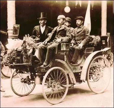 En juin 1895 s'est droule la premire course automobile de vitesse (homologue) remporte par une Panhard-Levassor  la moyenne de 24, 140 km/h . De quelle course s'agit-il ?