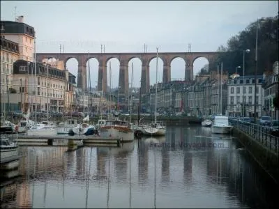 Pour ceux qui prfrent les voisines, allons marcher dans les pas de l'adolescent Renan Luce qui a pass son enfance dans largion de :