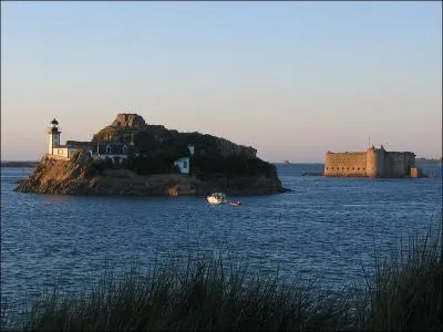 Cet pisode de prise de la ville a finalement abouti  la dcision de fortifier la cit et a permis la construction dans la baie du chteau :