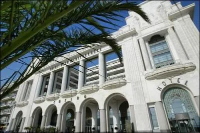 Et bien sr, je vous donne rendez-vous au Palais de la Mditerrane qui a t modifi en Casino pour le film 'Les Spcialistes ' dans cette belle ville de :