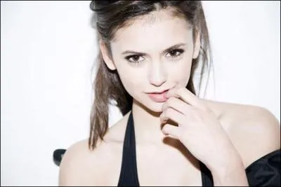 Saison 1, pisode 19 (citation dite  Elena) :  Non, il n'y a personne, mis  part mon cavalier affreusement ennuyeux.  