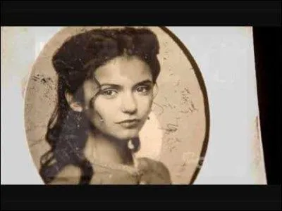 Sur la photo que Stefan garde de Katherine, qu'y a-t-il crit dessus ?