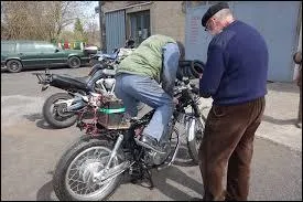 Familièrement s'évertuer à faire quelque chose de difficile, s'y appliquer ...
