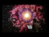 Cela enchane avec des projections de l'univers et la thorie du big-bang. Quel est l'acteur devant l'cran qui nous parle de cette thorie ?