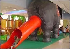 Structure tubulaire incline pour une descente en glisse ...