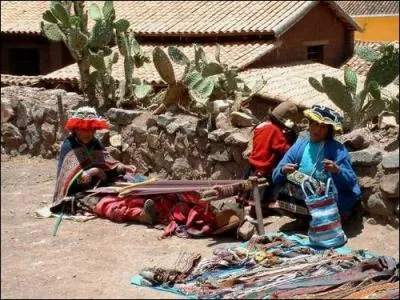 - par l'ornement de fuseaux et de (... ) retenus sur sa coiffure par une bande de coton non fil, tendu sur le front.