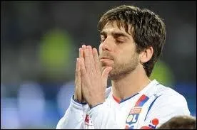 Milieu sept fois champion de France avec l'Olympique lyonnais :