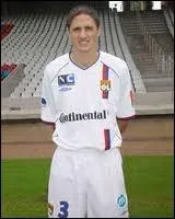 Arrire qui a remport la Coupe du monde en 2002 avec le Brsil :